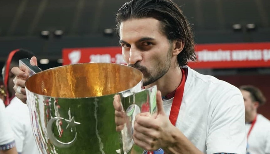 Trabzonsporda Hüseyin Türkmen ayrılıyor Yeni takımı belli oldu