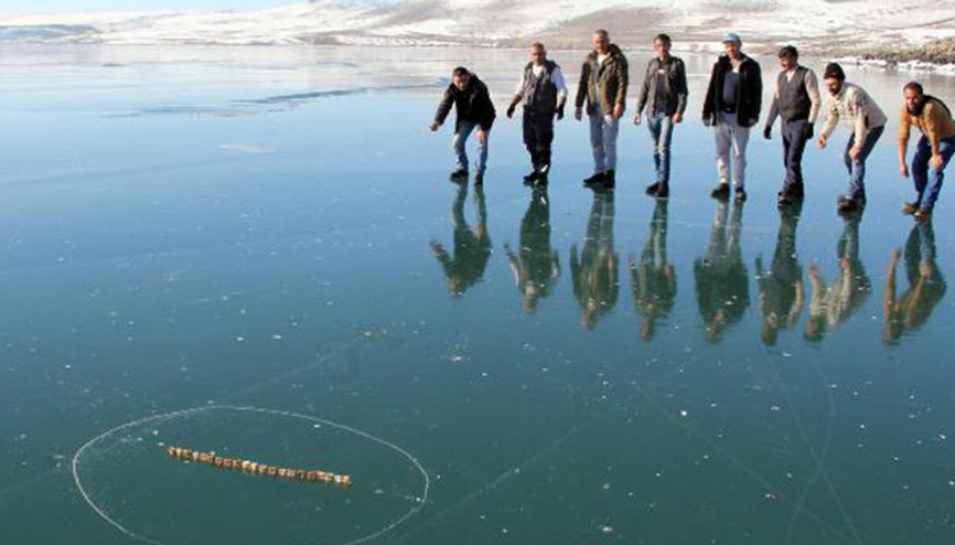 Yüzeyi buz tutan Çıldır Gölünde aşık oynadılar