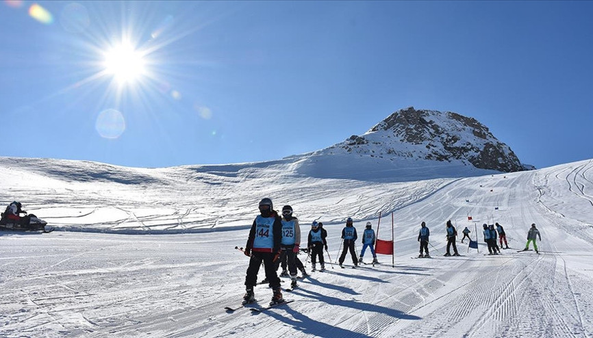 Hakkaride kayak sezonu açıldı