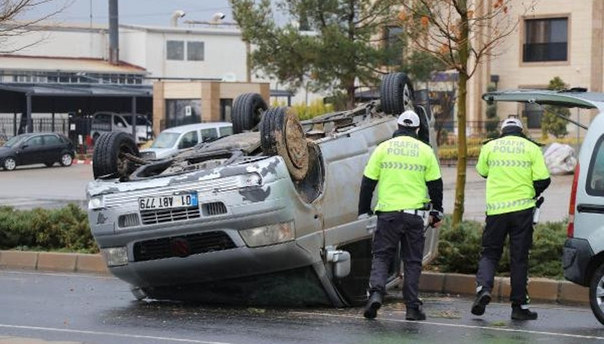 Minibüs takla attı: 3 yaralı Minibüs takla attı: 3 yaralı