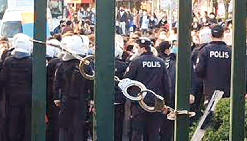 Boğaziçi Üniversitesi kapısına takılan kelepçeyle ilgili inceleme başlatıldı Boğaziçi Üniversitesi kapısına takılan kelepçeyle ilgili inceleme başlatıldı