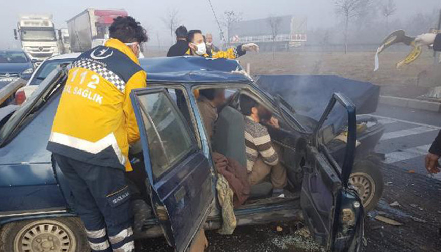 Zincirleme kazada otomobilde sıkışan baba- oğul kurtarıldı