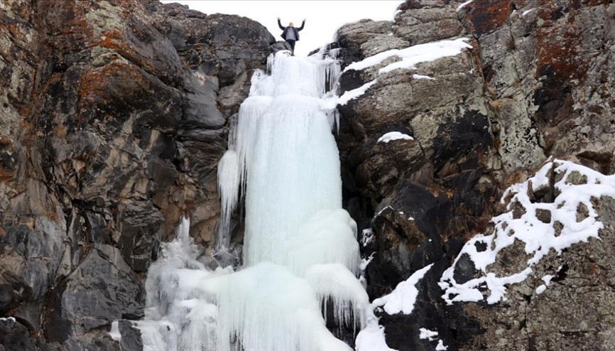 Ağrıda buz tutan Aşağı Toklu Şelalesinin güzelliği drone ile görüntülendi