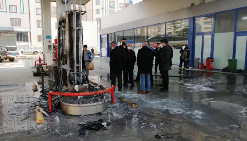 Akaryakıt istasyonunda yangın: 2 yaralı