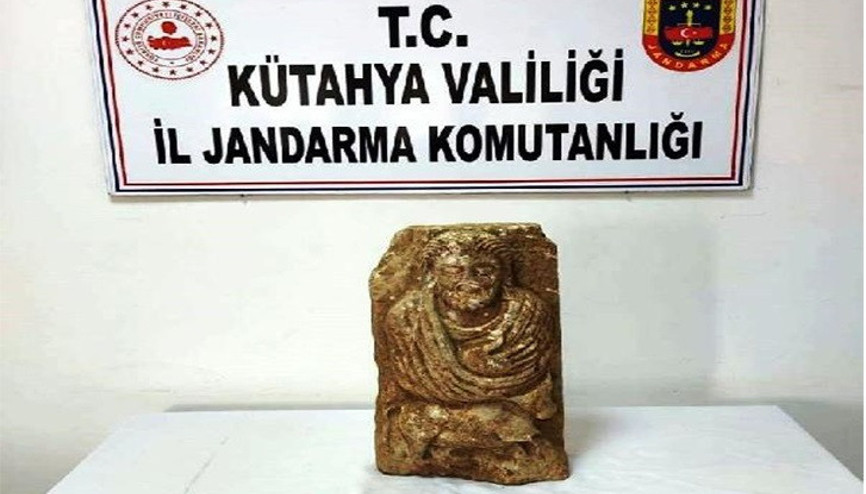 İzinsiz kazıda buldukları heykeli satmak isterken yakalandılar
