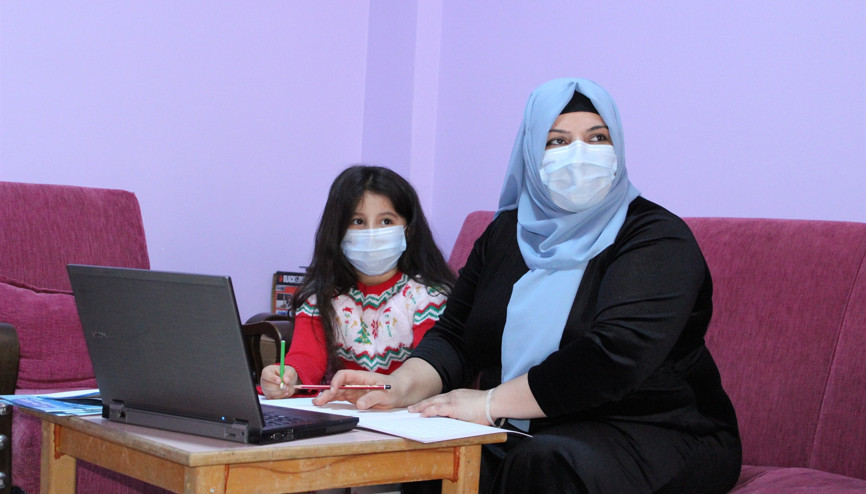 Ana kız uzaktan okuma yazma öğrendiler Ana kız uzaktan okuma yazma öğrendiler