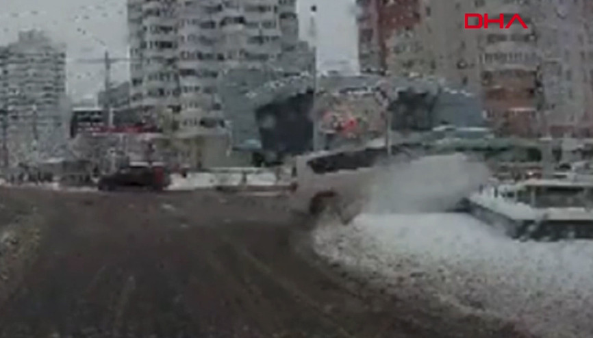 Belarusta kontrolden çıkan araç alt geçide uçtu