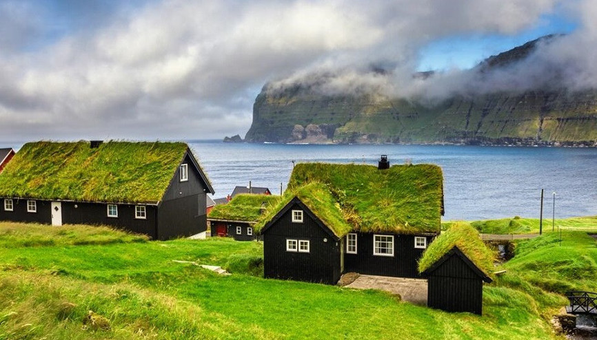 Yeşil ve mavinin buluştuğu sıra dışı bir ülke... Sadece üç trafik ışığı var, hapishane yok, evlerin çatısı çim hatta...