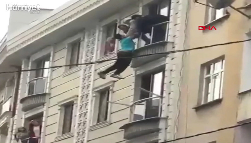 Atlamak için pencereden sarkan kişiyi can havliyle kurtardılar