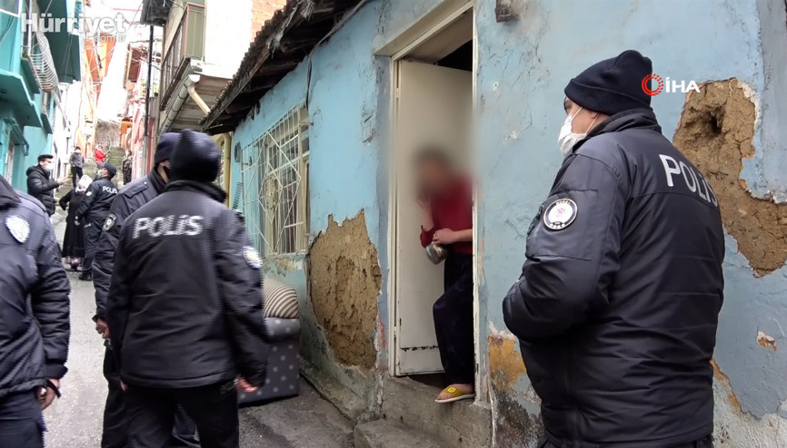 Kısıtlamada mahalleyi birbirine kattı, polislere çaydanlıkla direndi