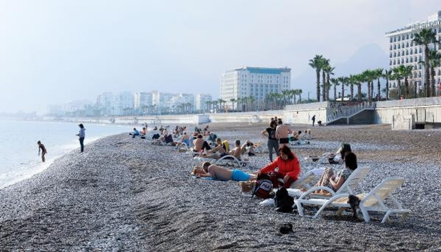 Ocak ayında yazdan kalma günlerin tadını turistler çıkardı