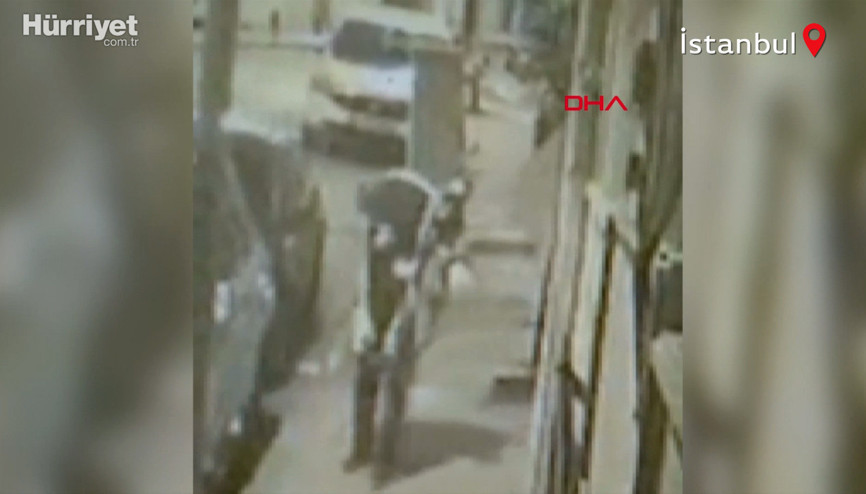 Kız arkadaşını sokak ortasında darp etti Dehşete düşüren görüntüler... Kız arkadaşını sokak ortasında darp etti Dehşete düşüren görüntüler...