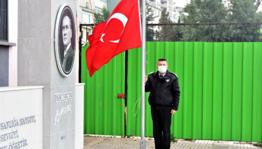 İzmirde okul bahçesinde bayrak töreni