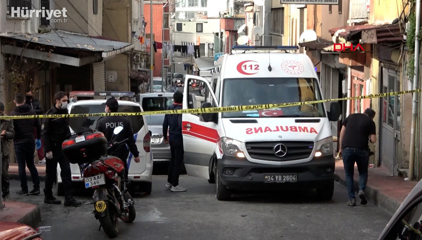 Beyoğlunda bir evde battaniyeye sarılmış kadın cesedi bulundu
