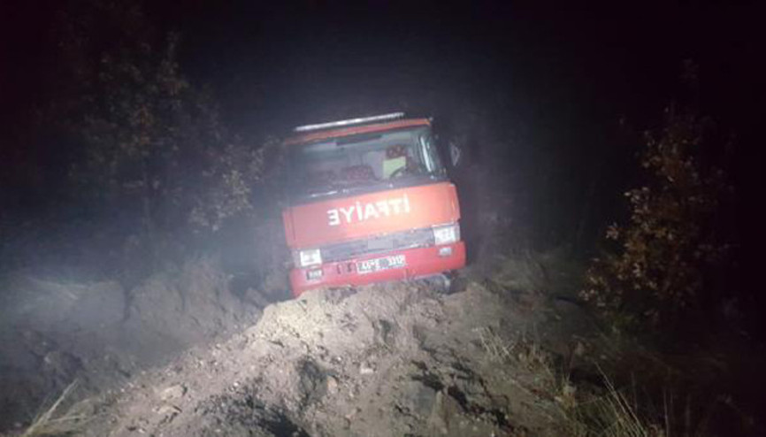 Ev yangınını söndürmeye giden itfaiye ekibinin aracı, şarampole devrildi Ev yangınını söndürmeye giden itfaiye ekibinin aracı, şarampole devrildi