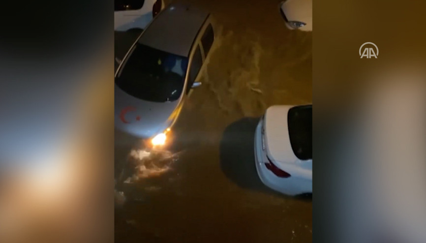 İzmir’de su taşkınında aracında mahsur kaldı böyle yardım istedi