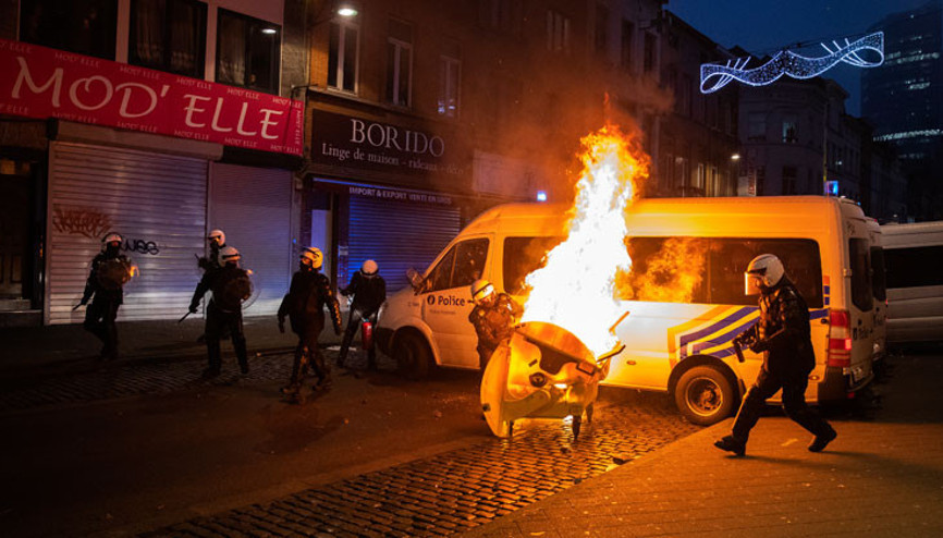 Brüksel karıştı... Kral’ın arabasını taşladılar...
