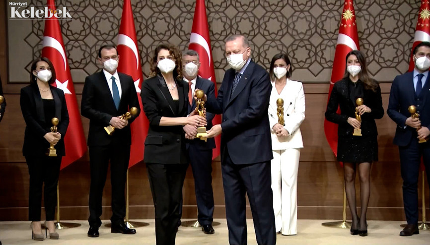 Yılın Kadın Oyuncusu ödülü Ebru Özkana