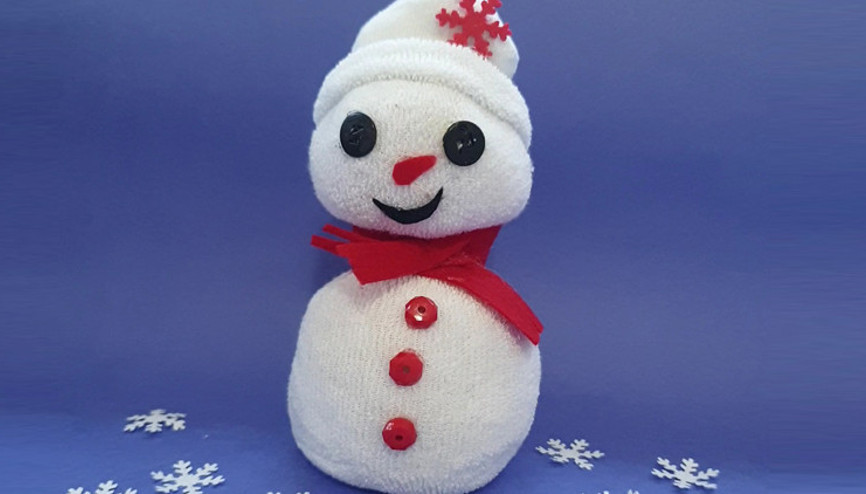 Evdeki malzemelerle ve çok basit: Çoraptan kardan adam yapımı