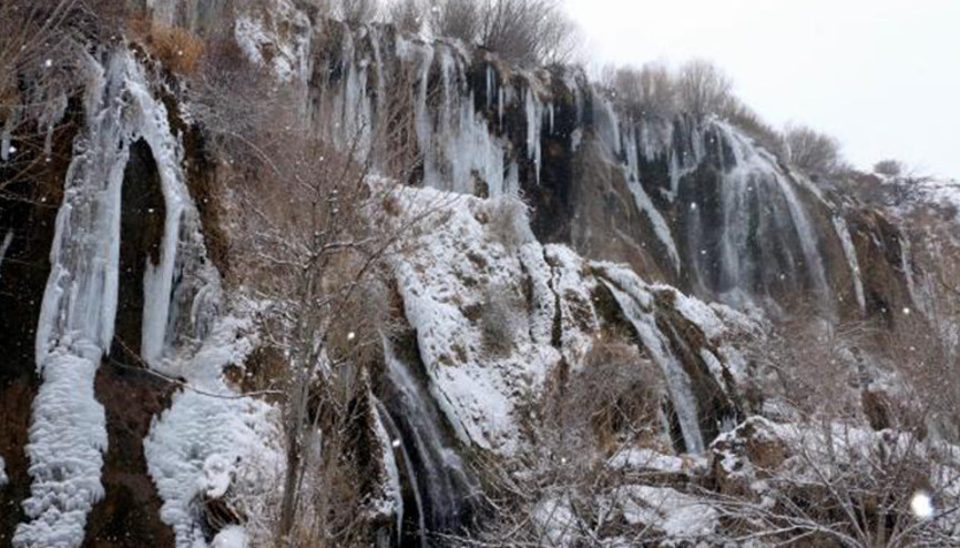 Girlevik Şelalesi buz dağı gibi