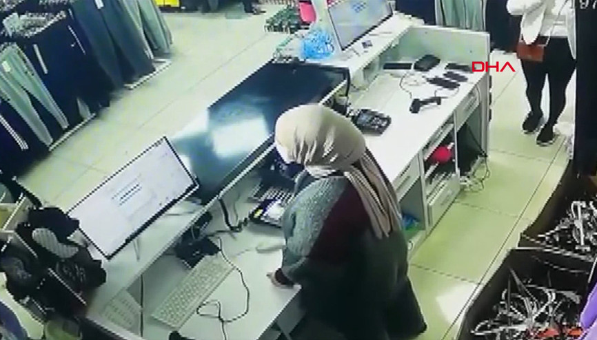 Güle oynaya hırsızlık yapmaya geldiler Mağazada cep telefonu hırsızlığı kamerada