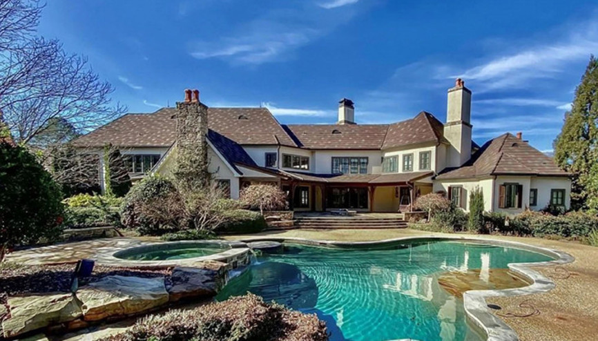 Hollywoodun en zengin aktörü Dwayne Johnson havuzlu çiftlik evini zararına satıyor