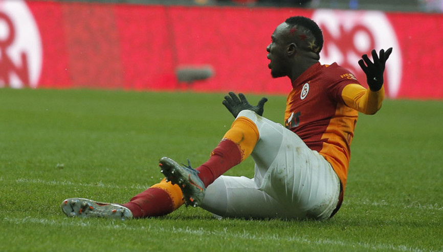 Galatasarayda Mbaye Diagne şoku Cüneyt Çakır affetmedi...