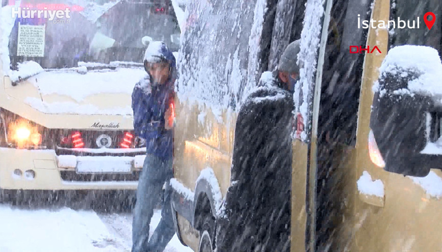 Gaziosmanpaşada yollar buz tuttu; yolda kalan minibüsü yolcular itti