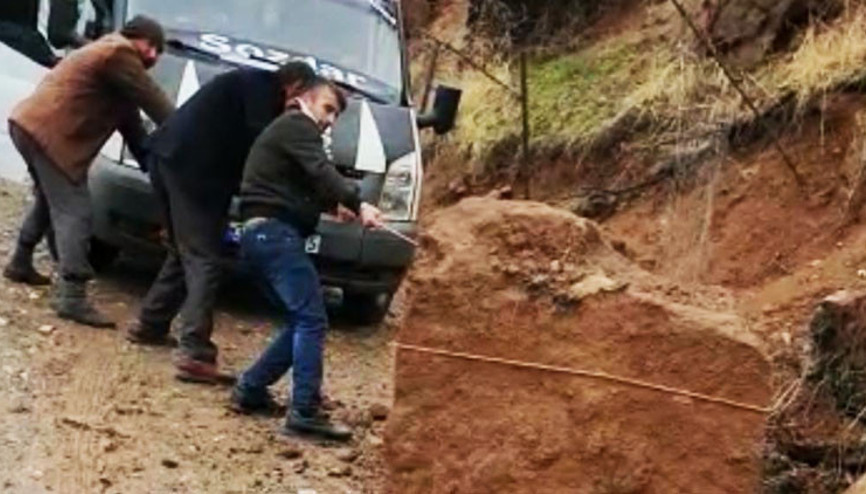 Batmanda heyelan Dev kayaları halatlarla çektiler
