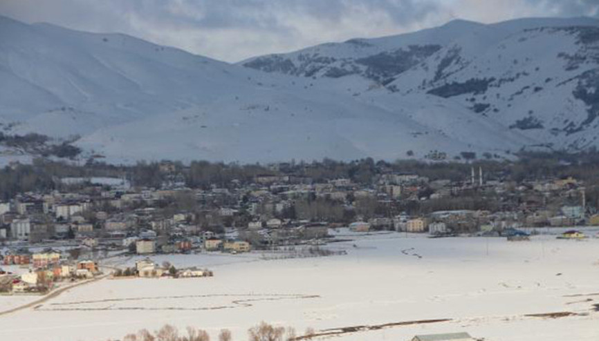 Vartoda kamyonlarla ilçe dışına kar taşınıyor Vartoda kamyonlarla ilçe dışına kar taşınıyor