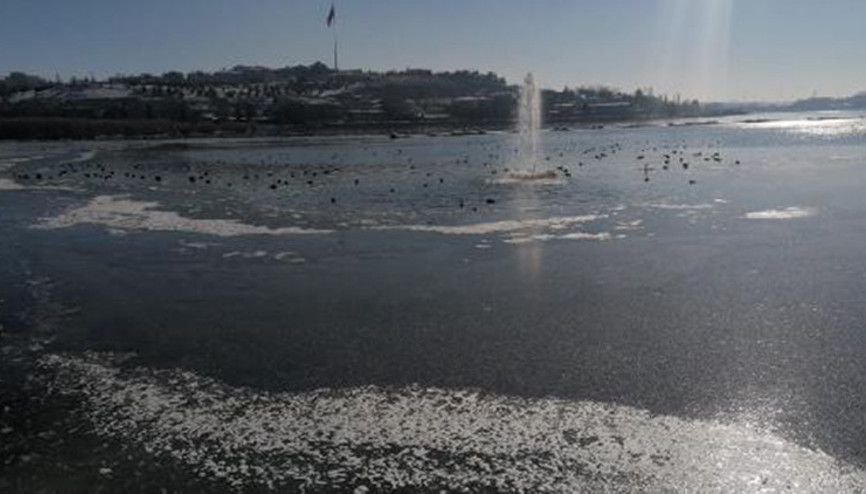 Ankarada göller ve havuzlar buz tuttu