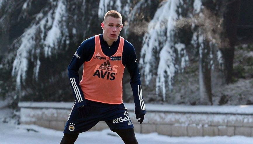 Fenerbahçede yeni transfer Attila Szalai antrenmana çıktı Jose Sosa... Fenerbahçede yeni transfer Attila Szalai antrenmana çıktı Jose Sosa...