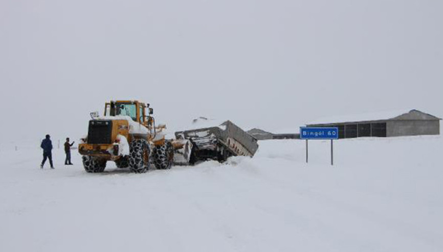 Bingölde kara saplanan TIR, 3 saatte kurtarıldı