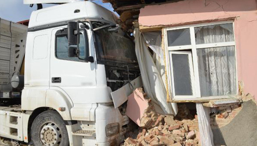 Elazığda yokuşta kayan TIR, eve girdi: 1 yaralı
