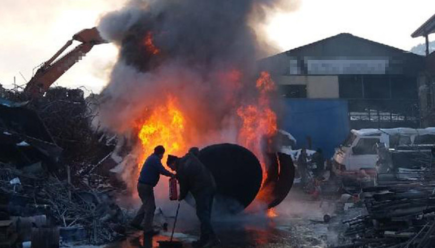 Parçalara ayrılmak istenen tanker alev aldı