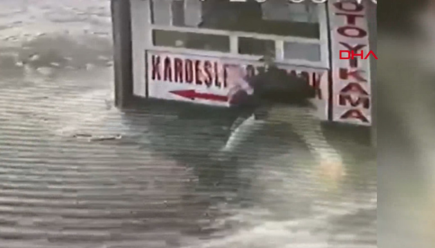Buzlu yolda düşen babanın kucağındaki kızını kurtardığı anlar kamerada