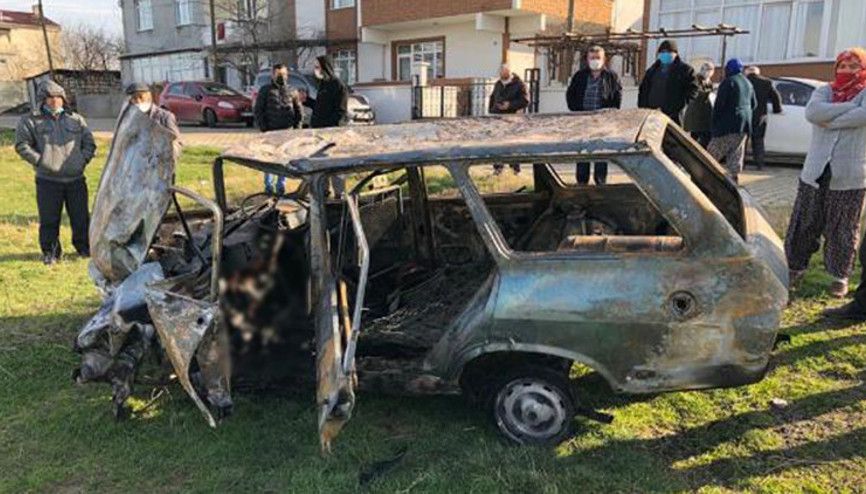 Tekirdağda minibüsle çarpışan otomobil alev aldı: Aynı aileden 1 kişi öldü, 3 kişi yaralandı Tekirdağda minibüsle çarpışan otomobil alev aldı: Aynı aileden 1 kişi öldü, 3 kişi yaralandı