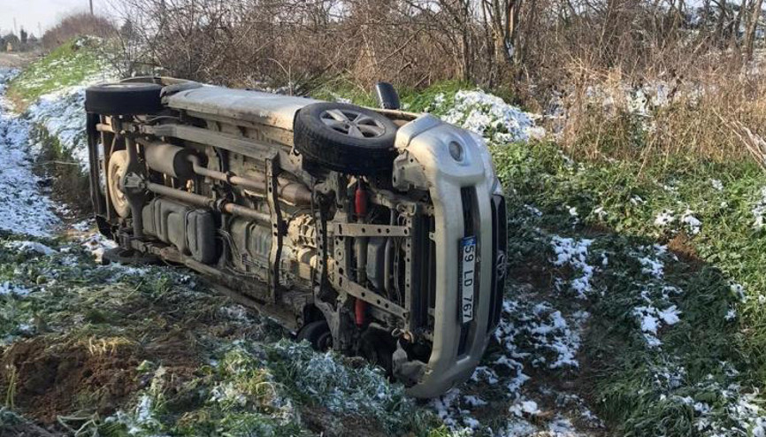 Buzda kayan araç şarampole devrildi