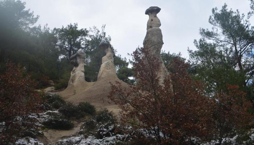 Savaştepe’nin peri bacaları doğal güzelliğiyle dikkat çekiyor