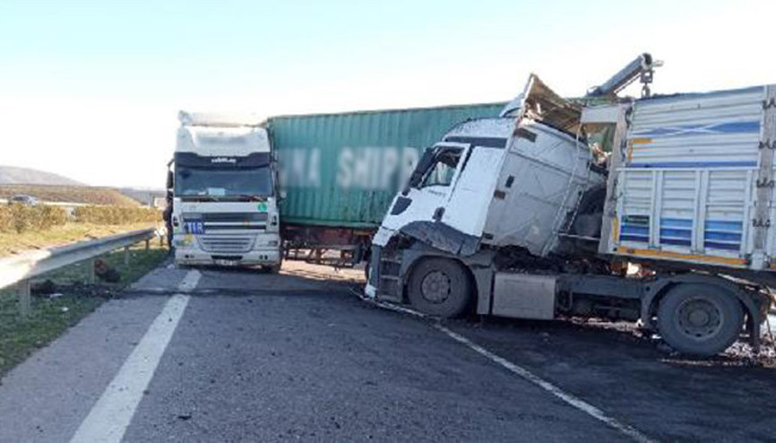 İki TIR çarpıştı, sürücüler yaralandı