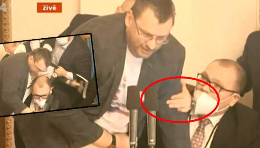Çekya meclisi mikrofon tartışmasına sahne oldu