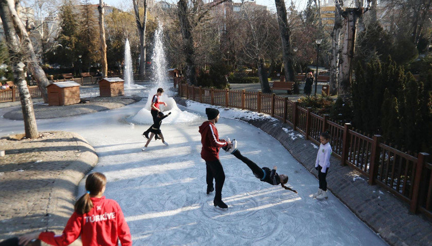 Kuğulu’da buz pateni