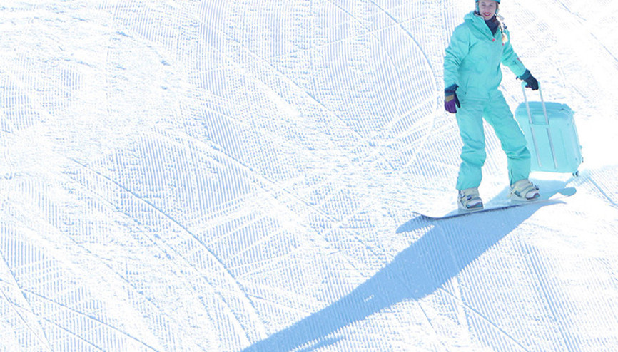Ukraynalı turist görenleri şaşırttı... Palandökende bavulu ile snowboard yaptı