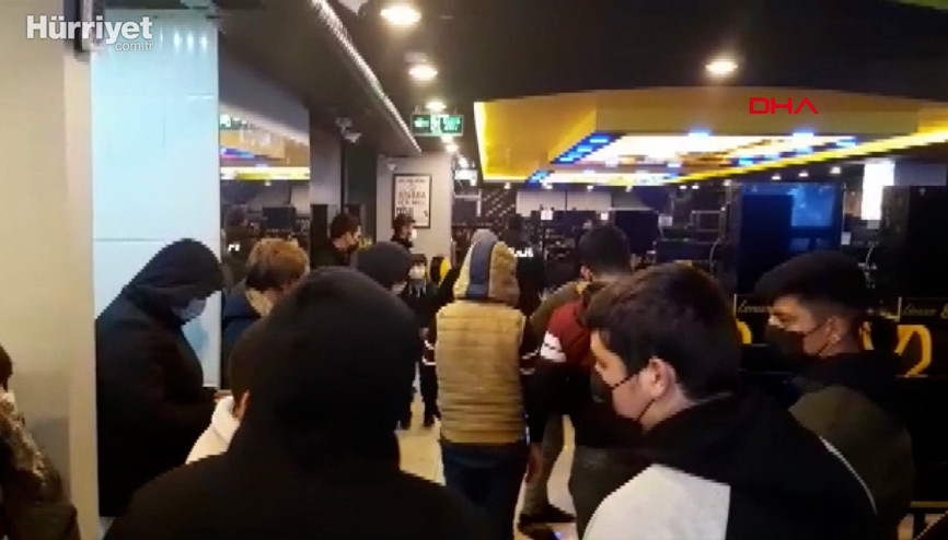 Kısıtlamayı ihlal eden 50 kişi internet kafede yakalandı
