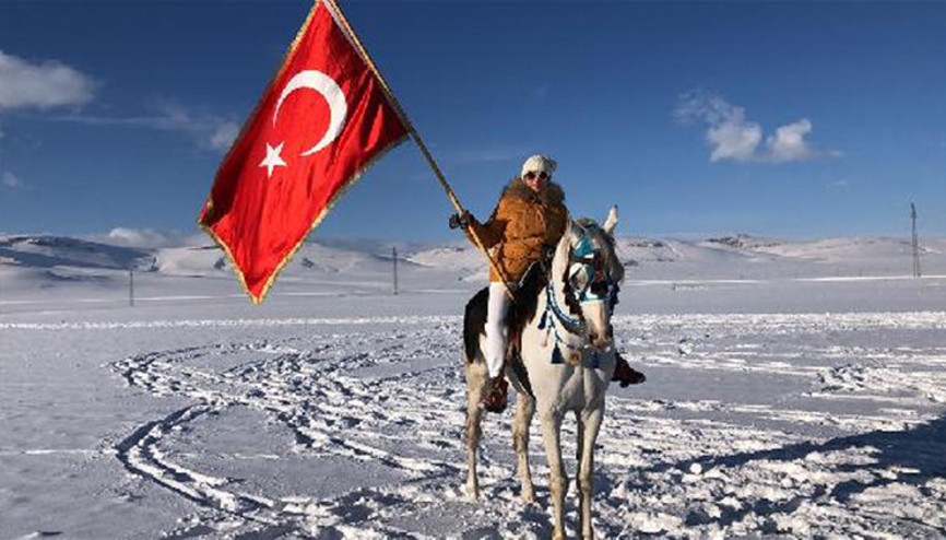 Sahada ata binen Rus rehber Yuliya, cirit atmayı da hedefliyor Sahada ata binen Rus rehber Yuliya, cirit atmayı da hedefliyor