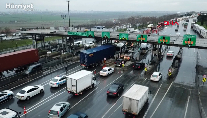 Esenyurtta gişelerde TIR ile midibüs kazaya karıştı