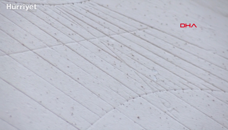 Tarihi Abdullah Ağa Camiisindeki 259 yıllık güneş saatine badana Tarihi Abdullah Ağa Camiisindeki 259 yıllık güneş saatine badana