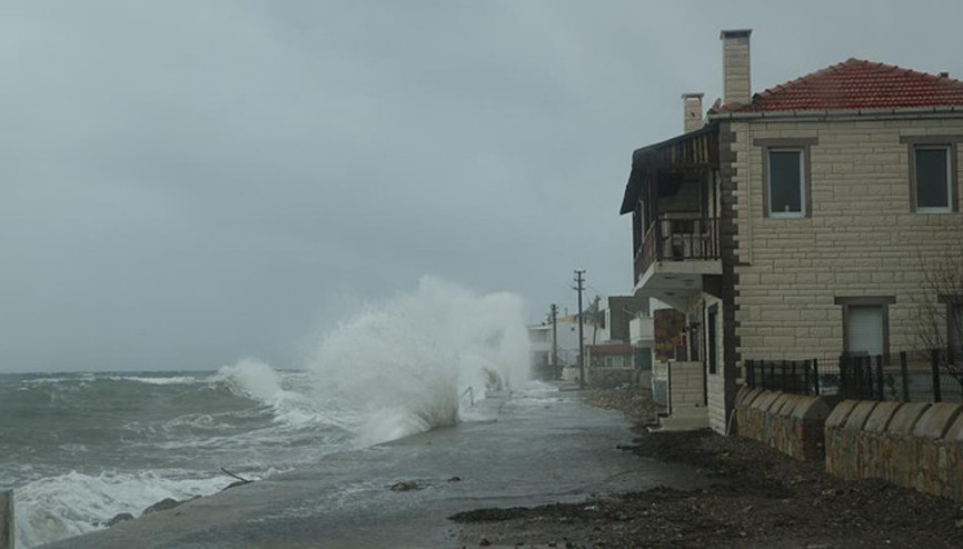 Çanakkalede dev dalgalar evlere ulaştı