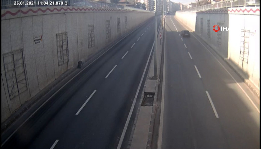 İlginç görüntü Seyir halindeki otobüsten fırlayan tekerlek, büyük tehlikeye neden oldu İlginç görüntü Seyir halindeki otobüsten fırlayan tekerlek, büyük tehlikeye neden oldu