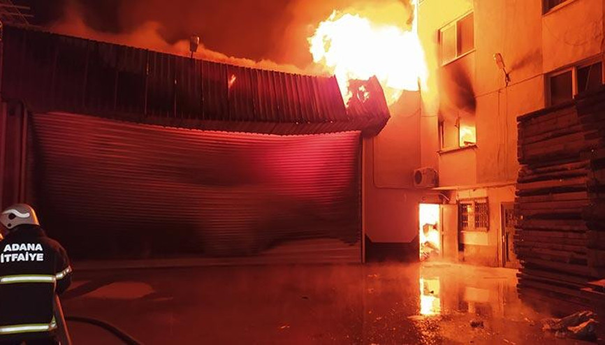Adanada mobilya fabrikasında yangın